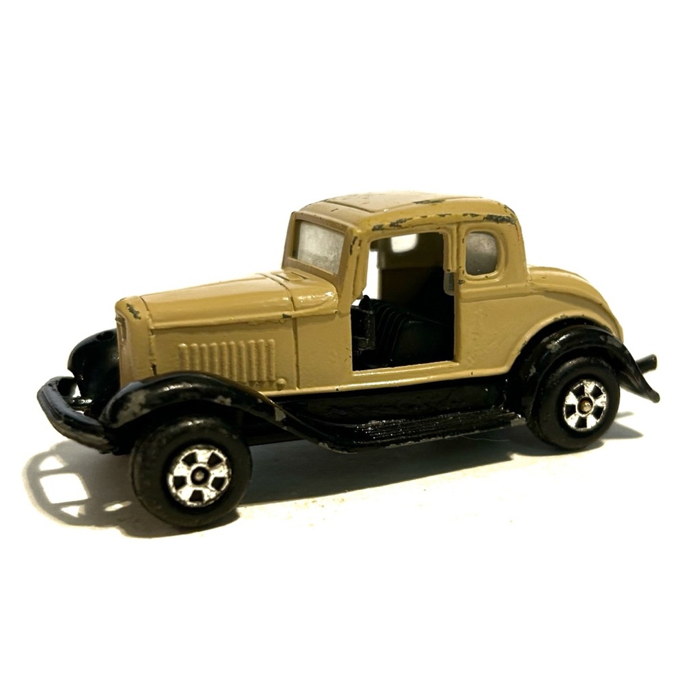 Vintage ERTL 1932 ‘32 Ford Coupe Die-cast Replica Model Toy Car Beige Black 1:64